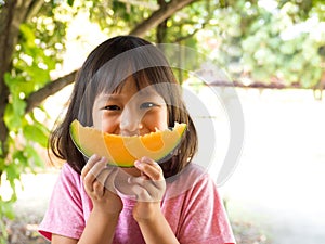 Asiático posesión rebanada naranja sandía sobre el manos. mirar cómo sandía 