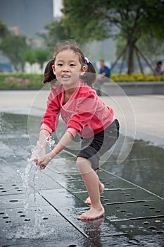 Asian girl play Fountain