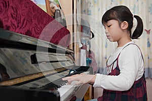 Ázijský dieťa klavír 