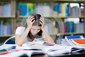 Asiático dama alumno leer un libro antes examen 