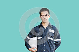 Asijský muž inženýr nebo technik v bílý helma brýle a 