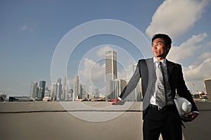 Ázijský muž držanie tvrdý klobúk 
