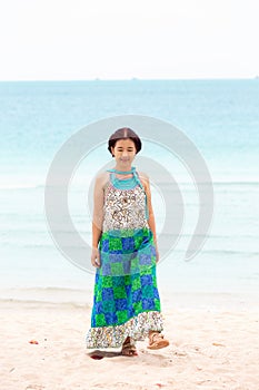 Asiatico medio vecchio una donna rilassante sul Spiaggia  tailandia 
