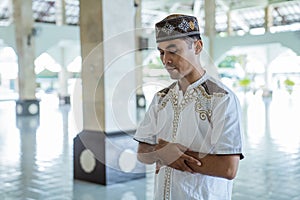 asian muslim man takbir solat at the mosque