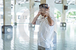 asian muslim man takbir solat at the mosque