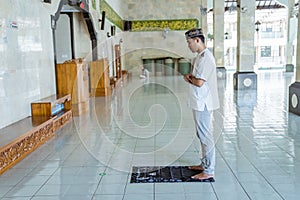 asian muslim man takbir solat at the mosque