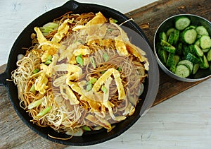 Asian noodles with omelette strips