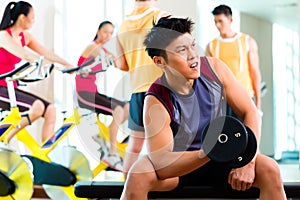 Asijský lidé cvičení vhodnost v tělocvična 