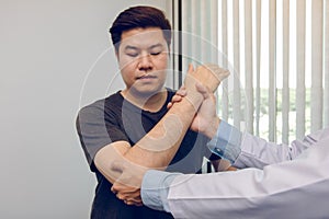 Asian physiotherapists check the elbows of patients who have undergone orthopedic rehabilitation photo