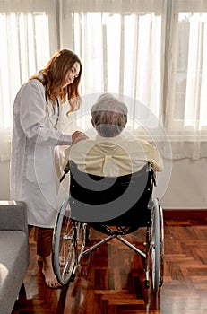 Asiático hombre él era enfermo a sobre el silla de ruedas. controlar jubilación edad 