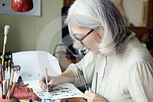Asijský žena umělec skicování 
