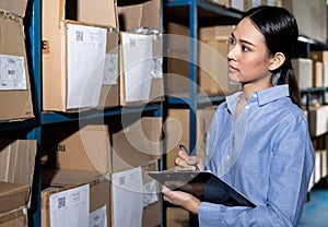 Asian smart businesswoman do inventory