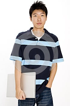 Un giovane asiatico maschio con un computer portatile.