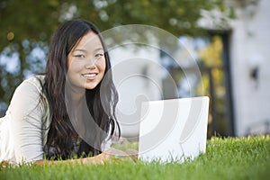 Ázijský študent štúdium na prenosný počítač počítač 