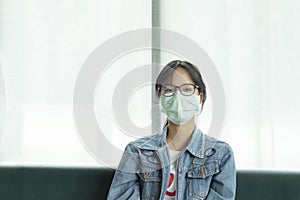 An Asian tourist girl, takes a mask every time she does in her daily life.