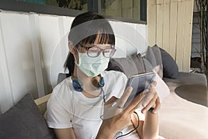 An Asian tourist girl, takes a mask every time she does in her daily life.