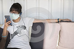 An Asian tourist girl, takes a mask every time she does in her daily life.