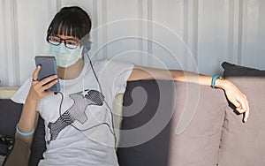 An Asian tourist girl, takes a mask every time she does in her daily life.