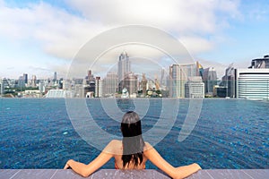 Asian traveller woman sleep and relax at swimming pool