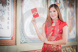 The Asian woman in chinese dress holding couplet 'Happy' (Chine