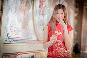 The Asian woman in chinese dress holding couplet 'Happy' (Chine