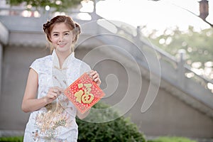 The Asian woman in chinese dress holding couplet 'Happy' (Chine