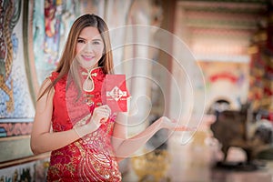 The Asian woman in chinese dress holding couplet 'Happy' (Chine