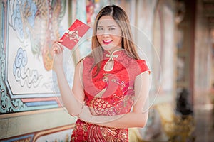 The Asian woman in chinese dress holding couplet 'Happy' (Chine