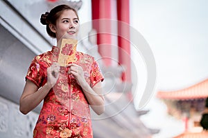 The Asian woman in chinese dress holding couplet 'Happy' (Chine