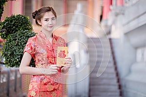 The Asian woman in chinese dress holding couplet 'Happy' (Chine