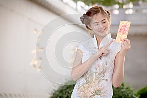 The Asian woman in chinese dress holding couplet 'Happy' (Chine