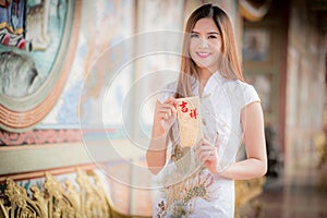 The Asian woman in chinese dress holding couplet 'Happy' (Chine