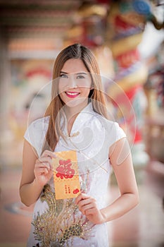 The Asian woman in chinese dress holding couplet 'Happy' (Chine