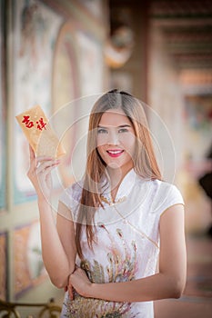 The Asian woman in chinese dress holding couplet 'Happy' (Chine