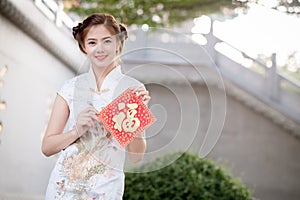 The Asian woman in chinese dress holding couplet 'Happy' (Chine