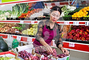 Greengroce worker in salesroom