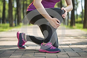Asiático una mujer corredor sostener rodilla dolor  hombre pierna 
