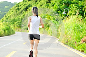 Asiatico una donna corridore correre esterno 