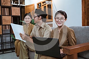 Ázijský žena učiteľ v občiansky sluha jednotný vzhľad na držanie prenosný počítač počítač 