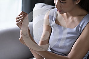Asian woman wearing casual clothes suffering pain on hands and fingers