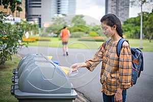 Ázijský ženy turisti batoh on je stojace. ruka držanie plastický taška odpad odpadky koša. selektívny sústrediť. čistota 