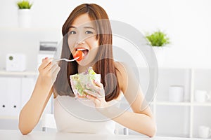 Ázijský mladá žena jesť zdravý jedlo 