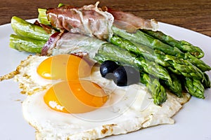 Asparagi with fried egg brown