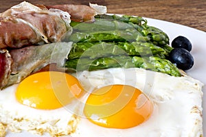 Asparagi with fried egg brown