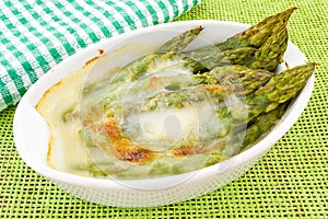 Asparagus baked with bÃ©chamel