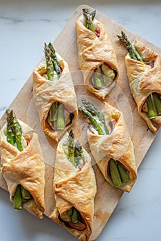 Asparagus baked in puff pastry with ham and cheese