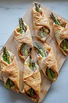 Asparagus baked in puff pastry with ham and cheese