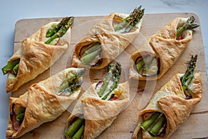 Asparagus baked in puff pastry with ham and cheese