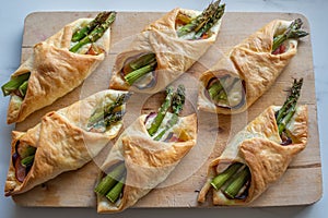 Asparagus baked in puff pastry with ham and cheese