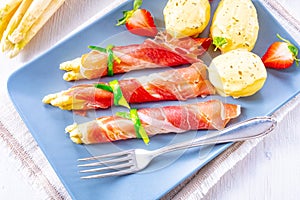 Asparagus ham rolls with strawberries and hollandaise